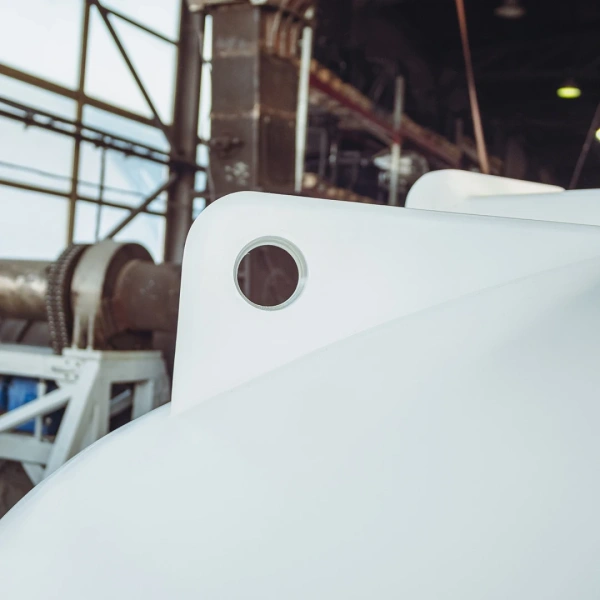 Емкость ЦКТ 5000 л с патрубком 90мм под плотность до 1,2 г/см³ белая в обрешетке с лестницей